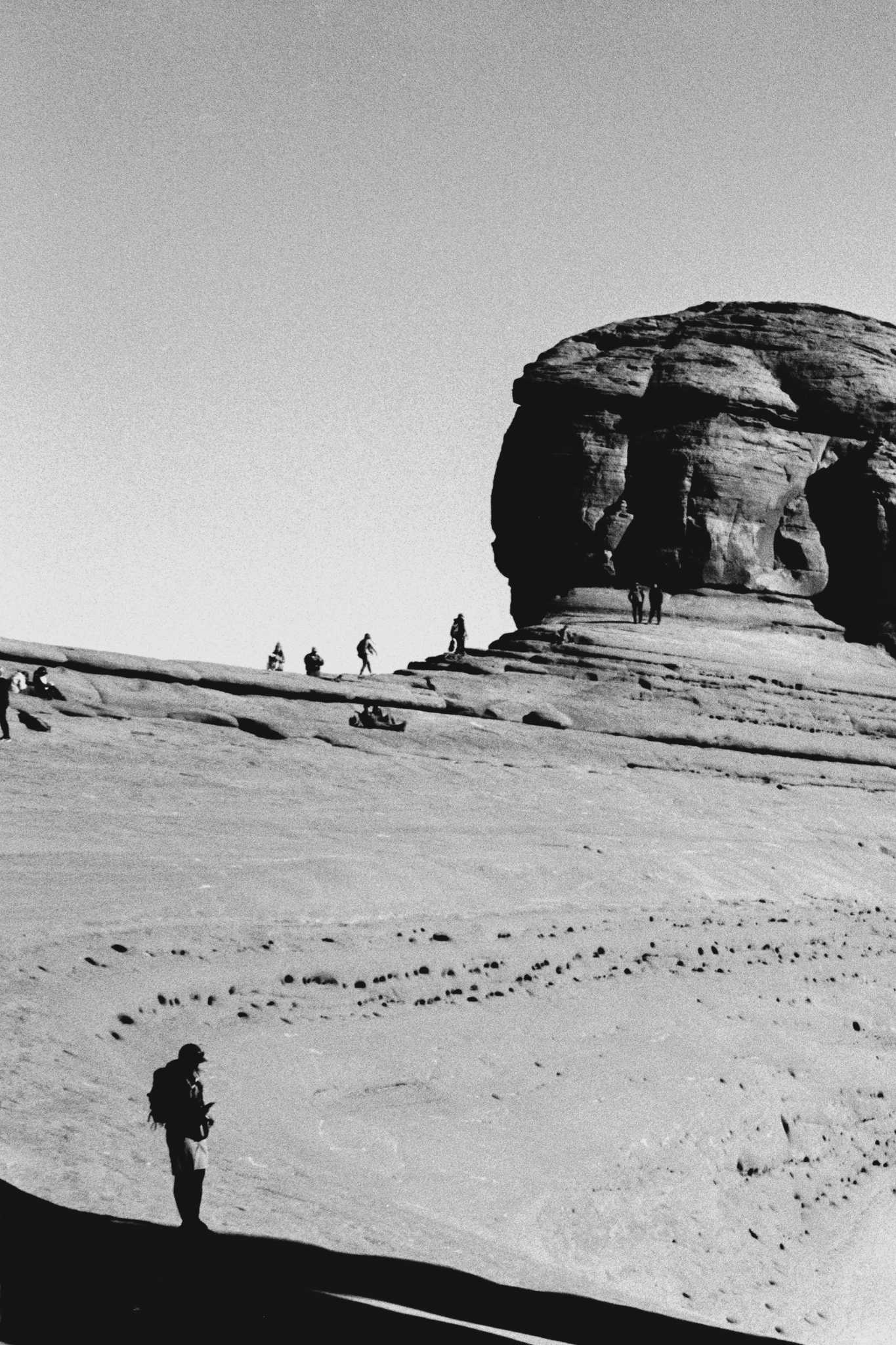 Rollei 35 | Zeiss Tessar 40mm | Kodak Tri-X 400 @ 1600, +2 dev

Scanned with Noritsu LS-600

Lab developed in Kodak Xtol

Negative Lab Pro v2.2.0 | Color Model: B+W | Pre-Sat: 4 | Tone Profile: LAB –
Hard | WB: Auto-Neutral | LUT: Frontier