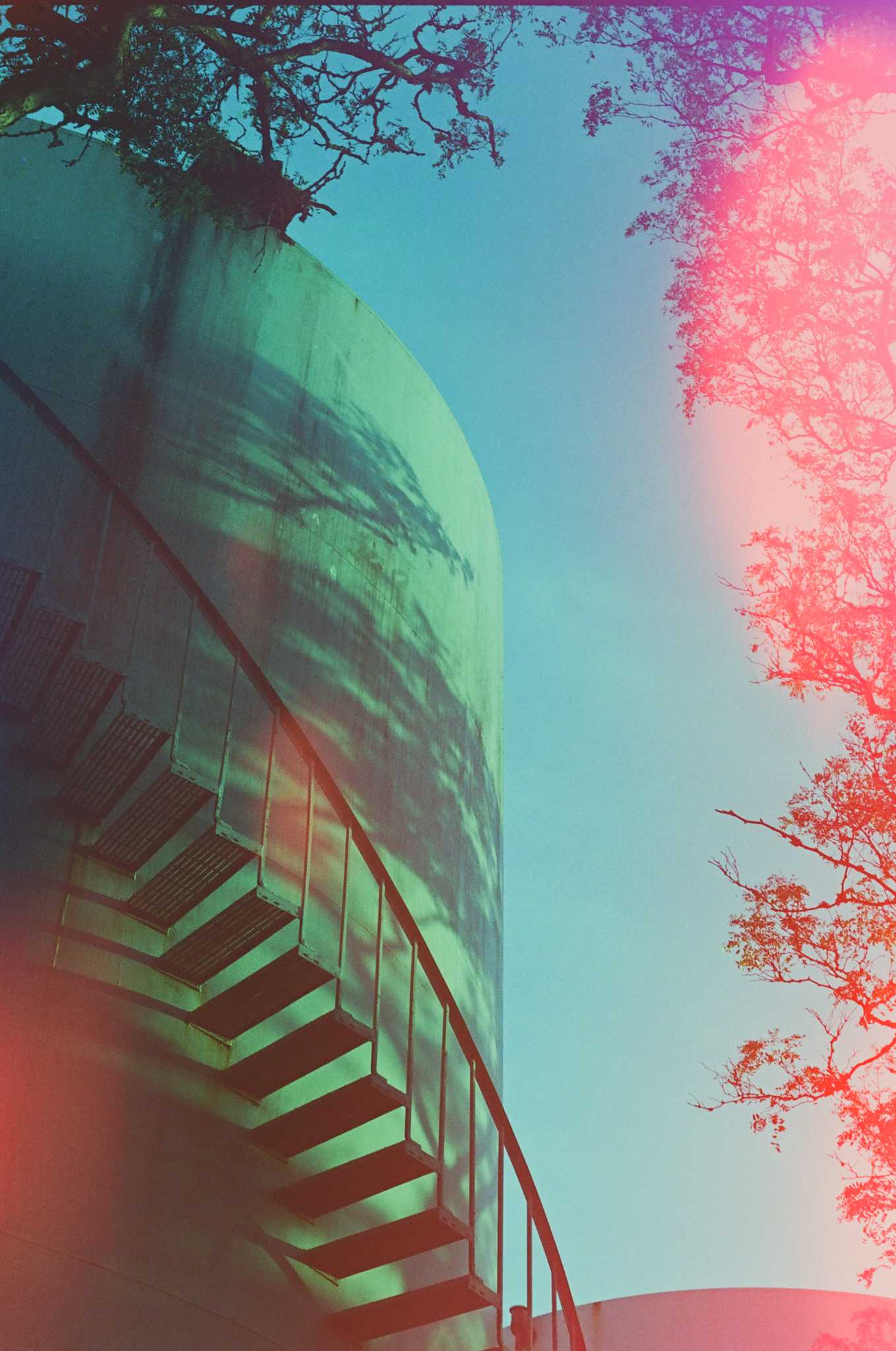 Leica M6 TTL | Leica Elmar 50mm f2.8 | Psychadelic Blues #3 400

Scanned with Noritsu LS-600

Lab developed in Kodak Flexicolor