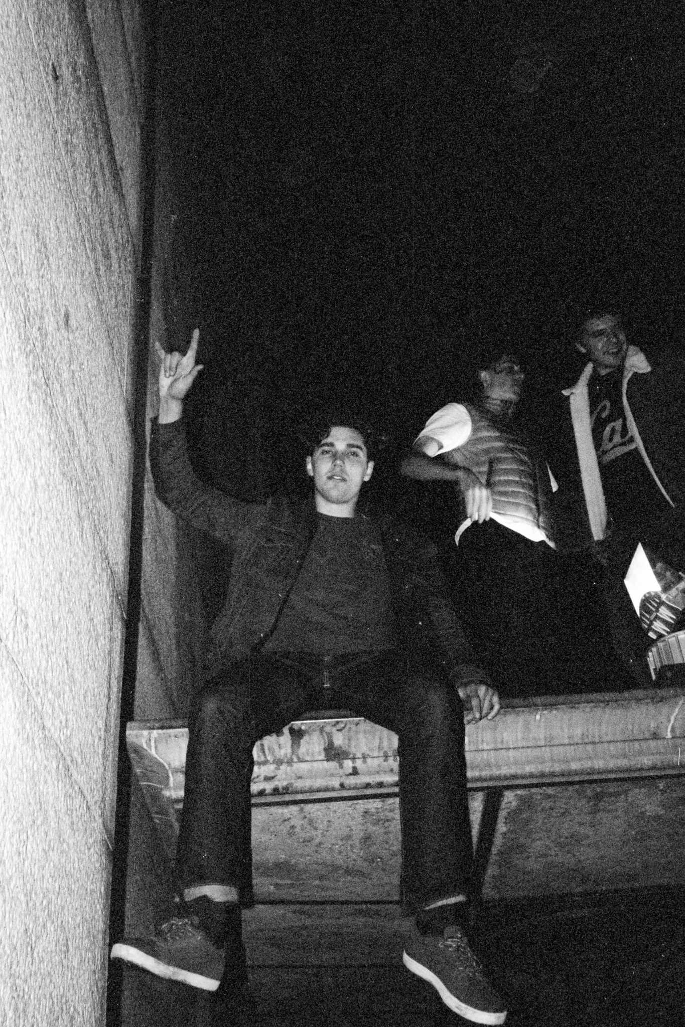 Rollei 35 | Zeiss Tessar 40mm | Kodak Tri-X 400 @ 1600, +2 dev

Scanned with Opticfilm 8200i

Home developed in Kodak D-76 stock | 9.5m@20c

Negative Lab Pro v2.2.0 | Color Model: B+W | Pre-Sat: 3 | Tone Profile: LAB –
Highlight Hard | WB: Auto-Neutral | LUT: Frontier