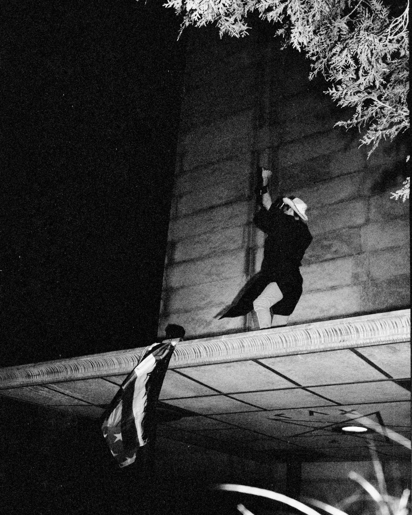 Rollei 35 | Zeiss Tessar 40mm | Kodak Tri-X 400 @ 1600, +2 dev

Scanned with Opticfilm 8200i

Home developed in Kodak D-76 stock | 9.5m@20c

Negative Lab Pro v2.2.0 | Color Model: B+W | Pre-Sat: 3 | Tone Profile:
Cinematic – Rich | WB: Auto-Neutral | LUT: Frontier