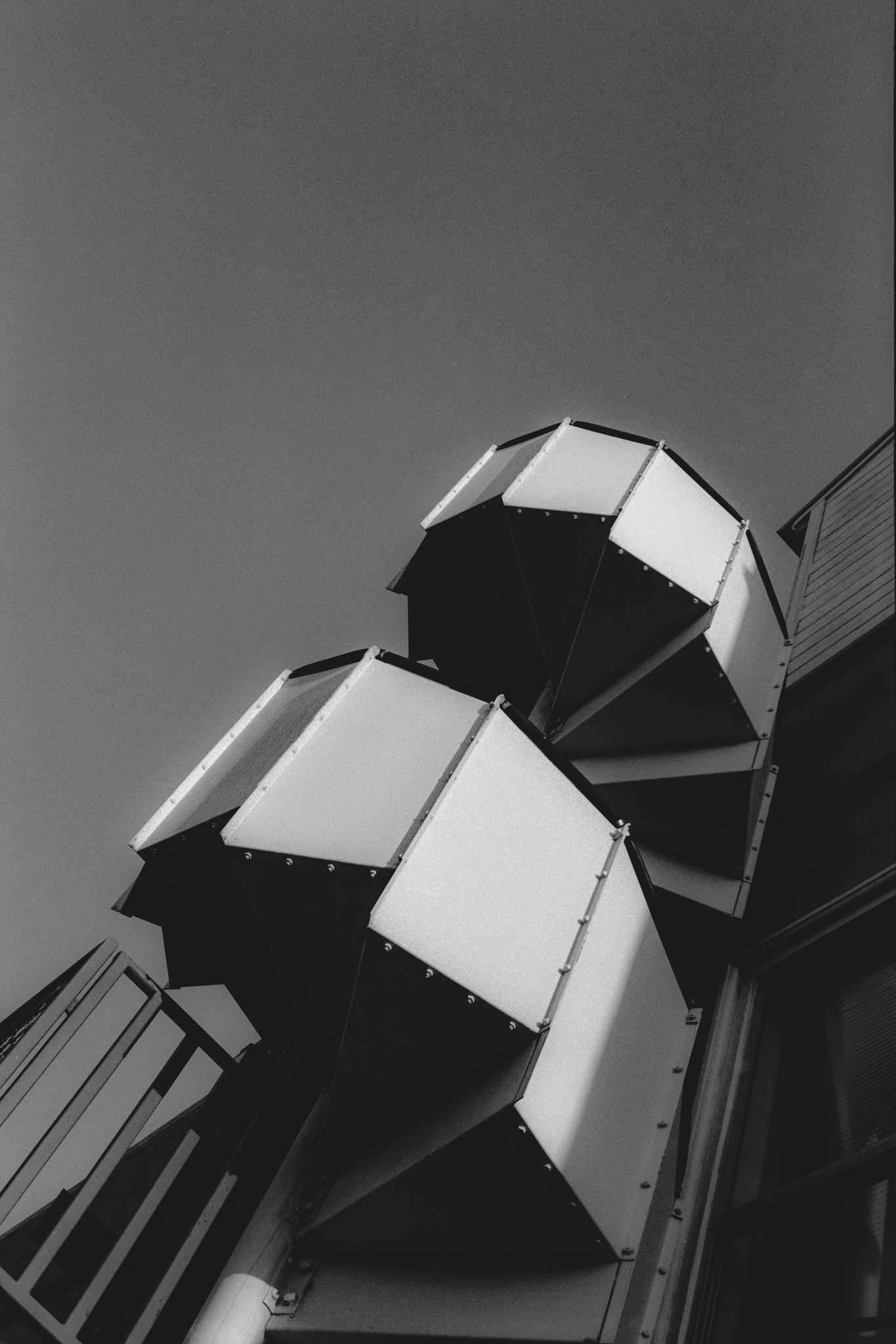 Rollei 35 | Zeiss Tessar 40mm | Kodak Tri-X 400

Scanned with Noritsu LS-600

Lab developed in Kodak Xtol

Negative Lab Pro v2.2.0 | Color Model: B+W | Pre-Sat: 3 | Tone Profile: LAB –
Shadow Hard | WB: Auto-Neutral | LUT: Frontier