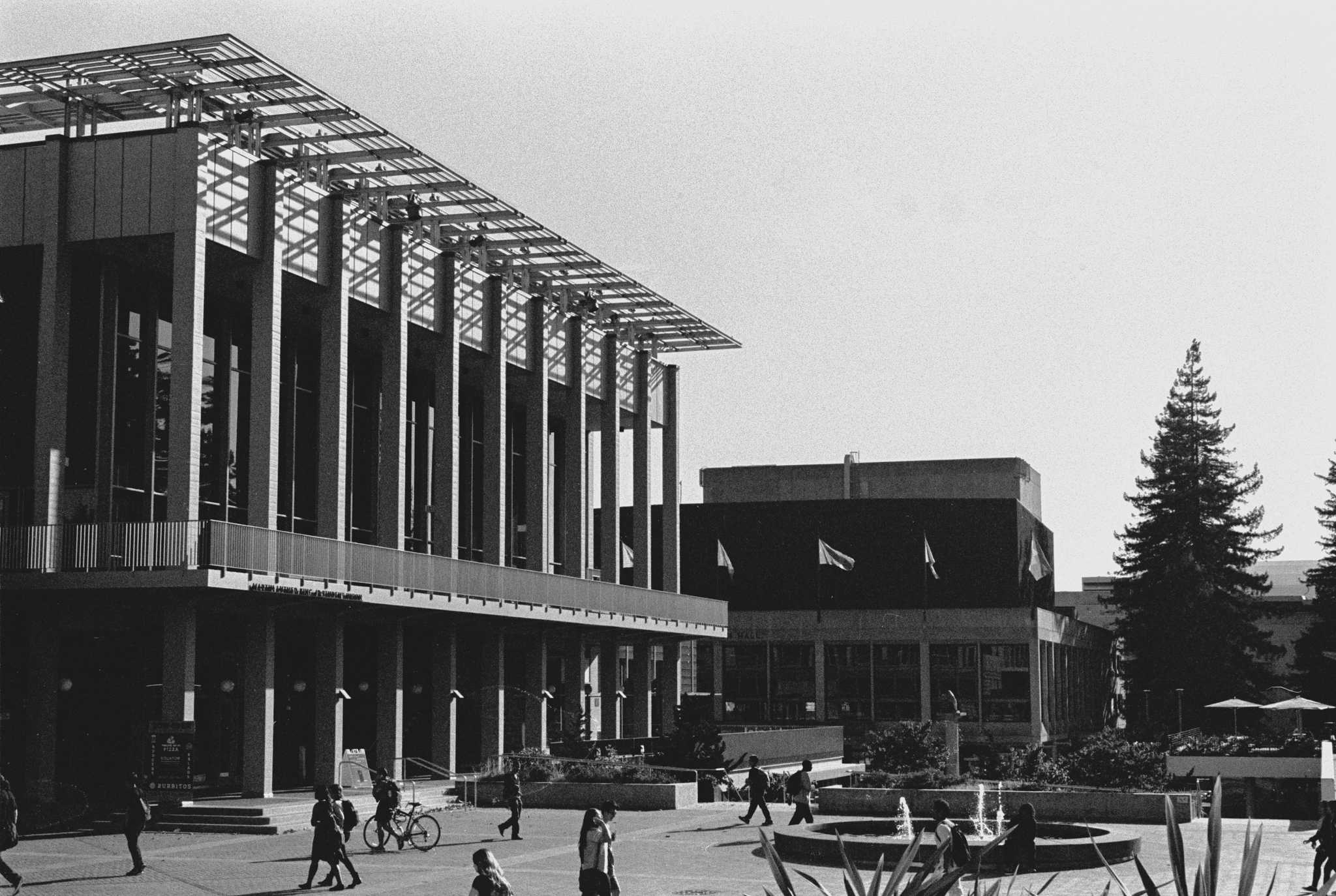 Rollei 35 | Zeiss Tessar 40mm | Kodak Tri-X 400

Scanned with Noritsu LS-600

Lab developed in Kodak Xtol