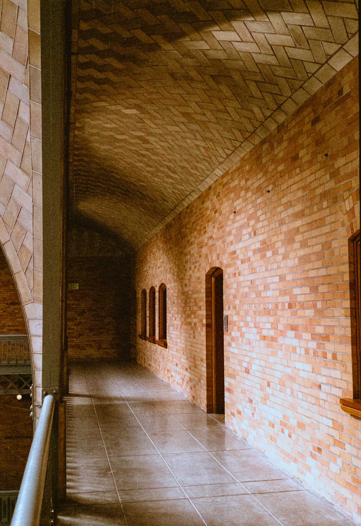 Rollei 35 | Zeiss Tessar 40mm | Fujicolor Superia Xtra 400

Scanned with Noritsu LS-600

Lab developed in Kodak Flexicolor